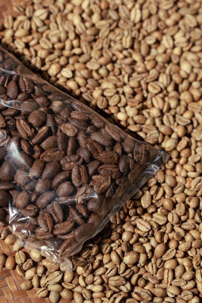 Roasted and unroasted coffee beans